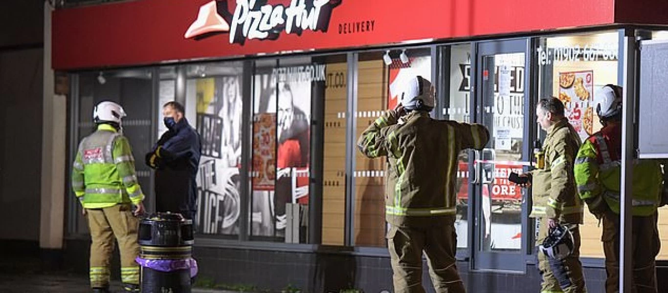 Βρετανία: Άγνωστος ψέκασε με χημικά Pizza Hut και McDonald's - Δεν μπορούσαν να αναπνεύσουν 15 άτομα (φώτο-βίντεο)